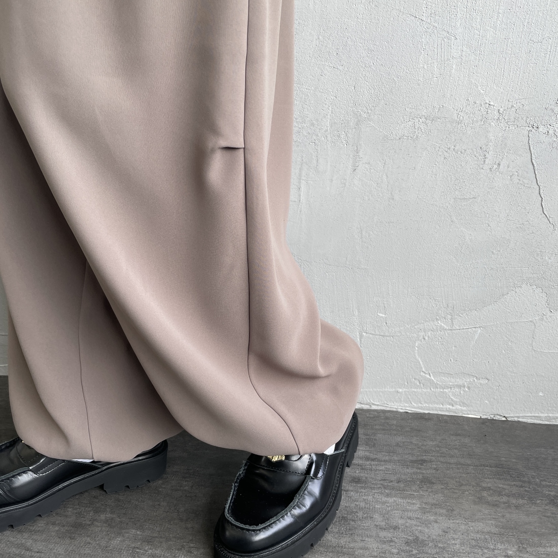 mizuiro ind [ミズイロインド] ドローストリングヘムパンツ [4-260062] 20 BEIGE &&モデル身長：158cm 着用サイズ：F&&