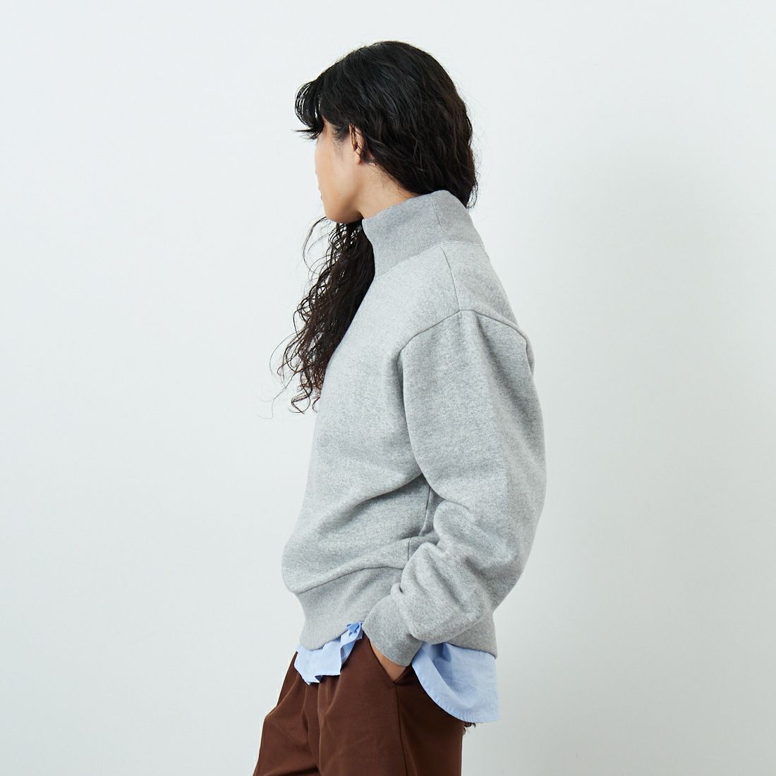 THE SHINZONE [ザ シンゾーン] ハイネックコモンスウェット [25AMSCU11] 06 GRAY &&モデル身長：162cm 着用サイズ：F0&&