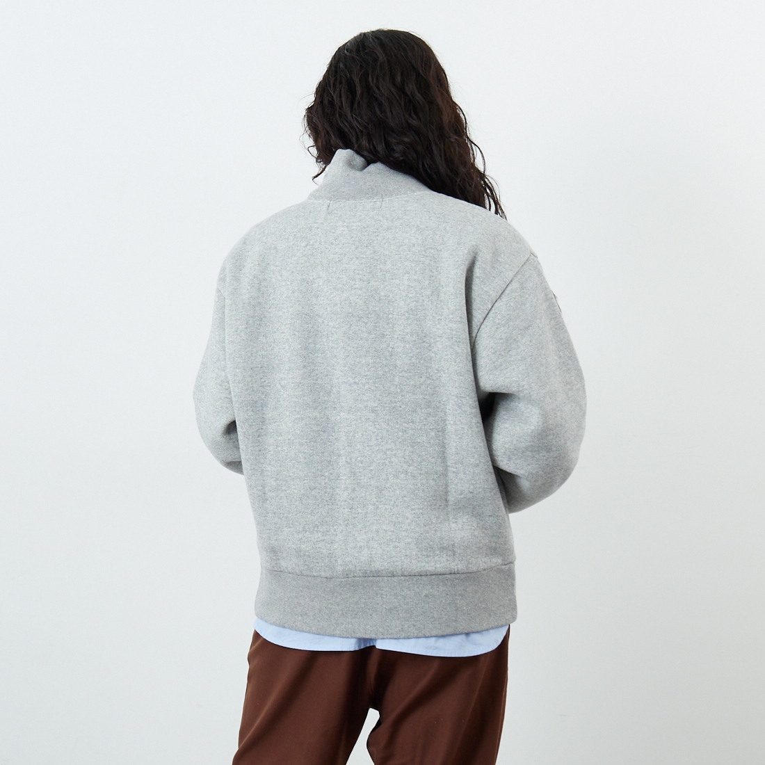 THE SHINZONE [ザ シンゾーン] ハイネックコモンスウェット [25AMSCU11] 06 GRAY &&モデル身長：162cm 着用サイズ：F0&&