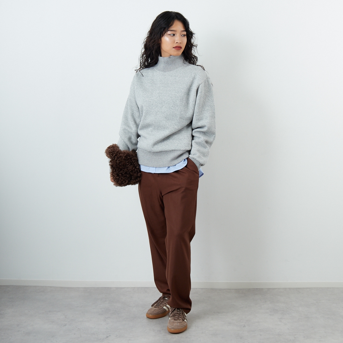 THE SHINZONE [ザ シンゾーン] ハイネックコモンスウェット [25AMSCU11] 06 GRAY &&モデル身長：162cm 着用サイズ：F0&&