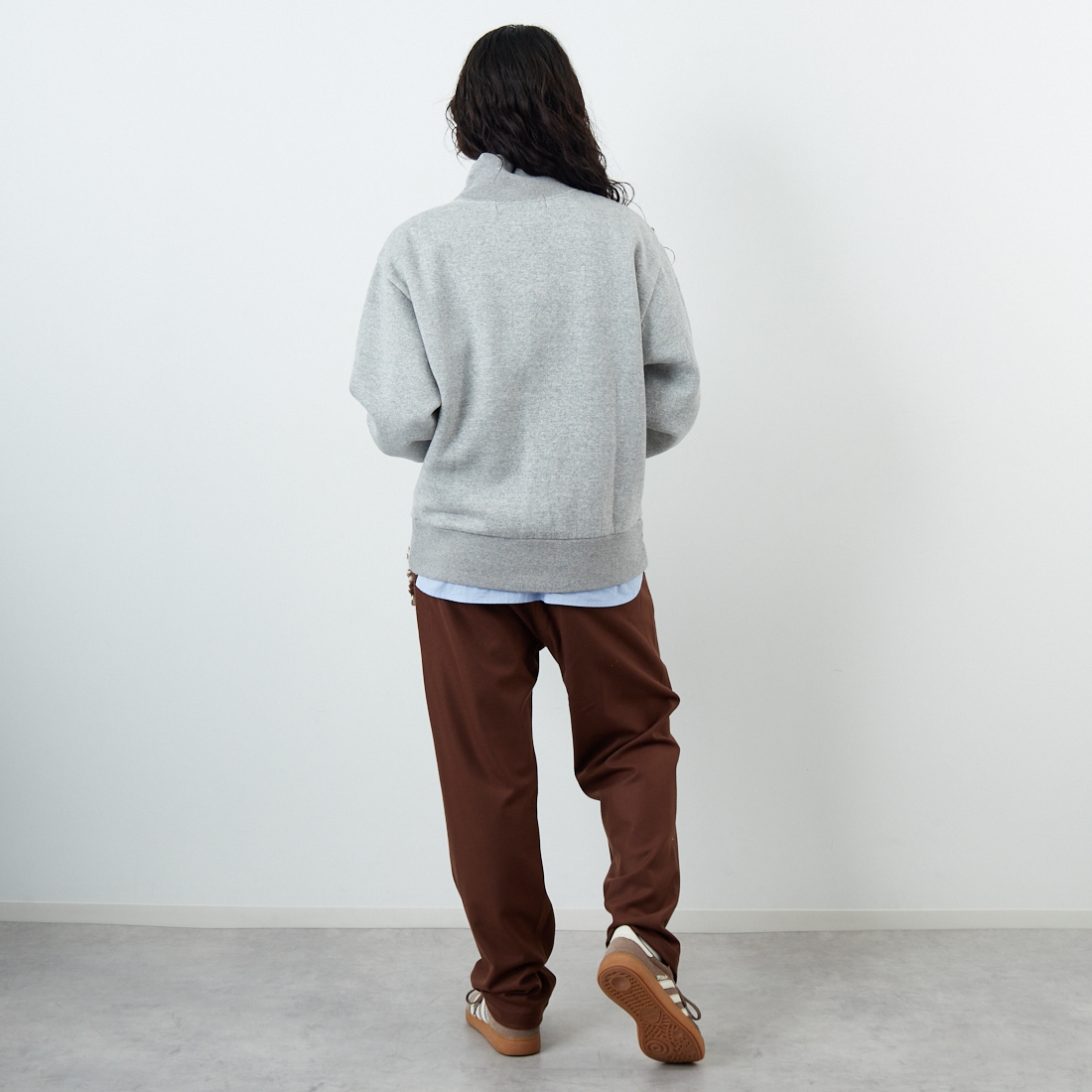 THE SHINZONE [ザ シンゾーン] ハイネックコモンスウェット [25AMSCU11] 06 GRAY &&モデル身長：162cm 着用サイズ：F0&&