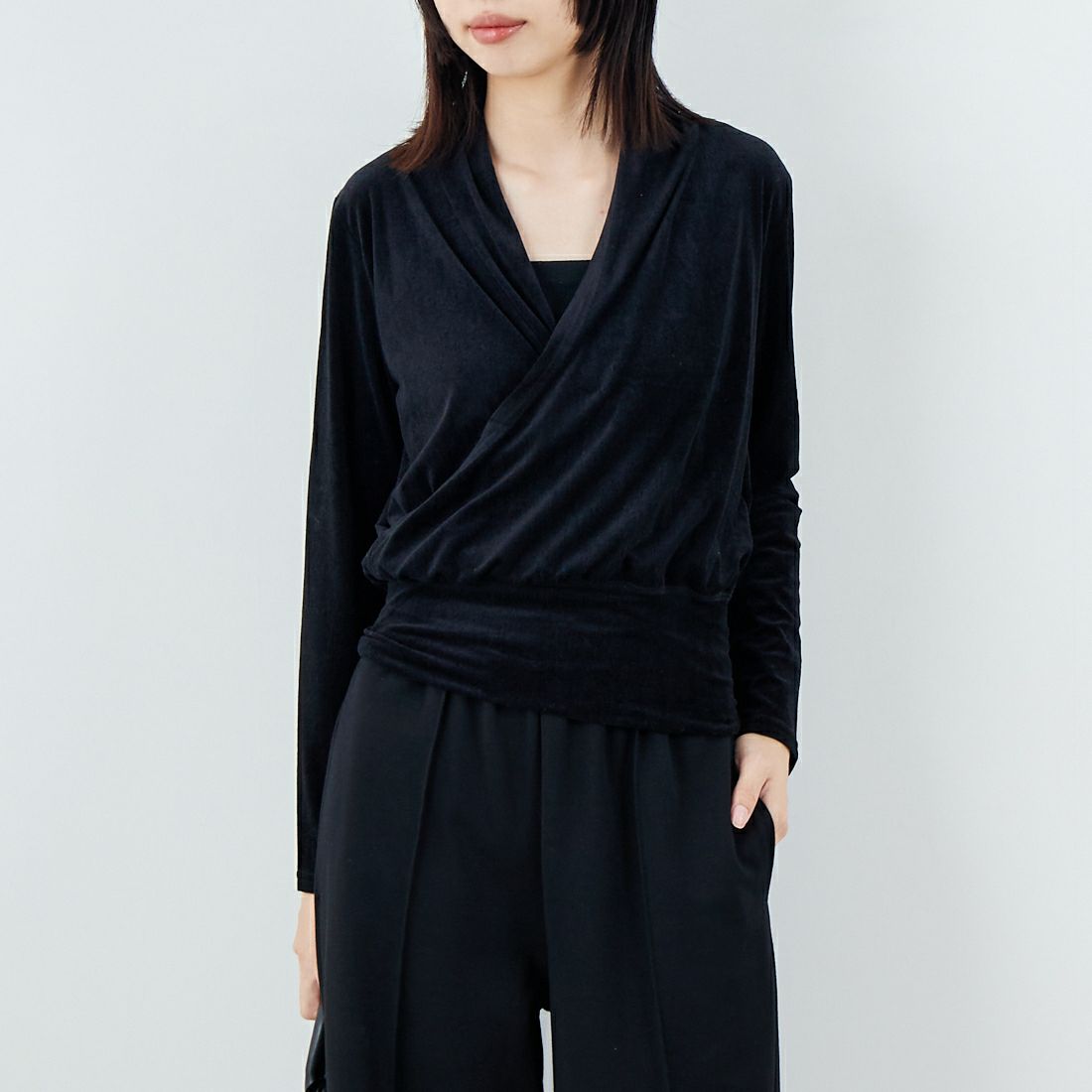 keena [キーナ] 30D エンボスベルベットカシュクールトップス [SKJ-25044W] BLACK &&モデル身長：162cm 着用サイズ：F&&