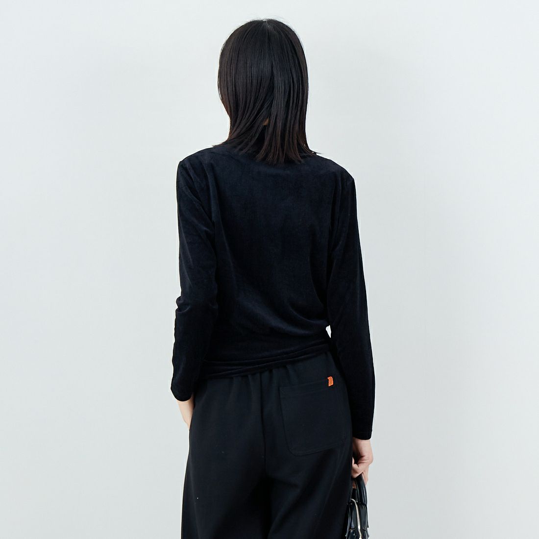 keena [キーナ] 30D エンボスベルベットカシュクールトップス [SKJ-25044W] BLACK &&モデル身長：162cm 着用サイズ：F&&