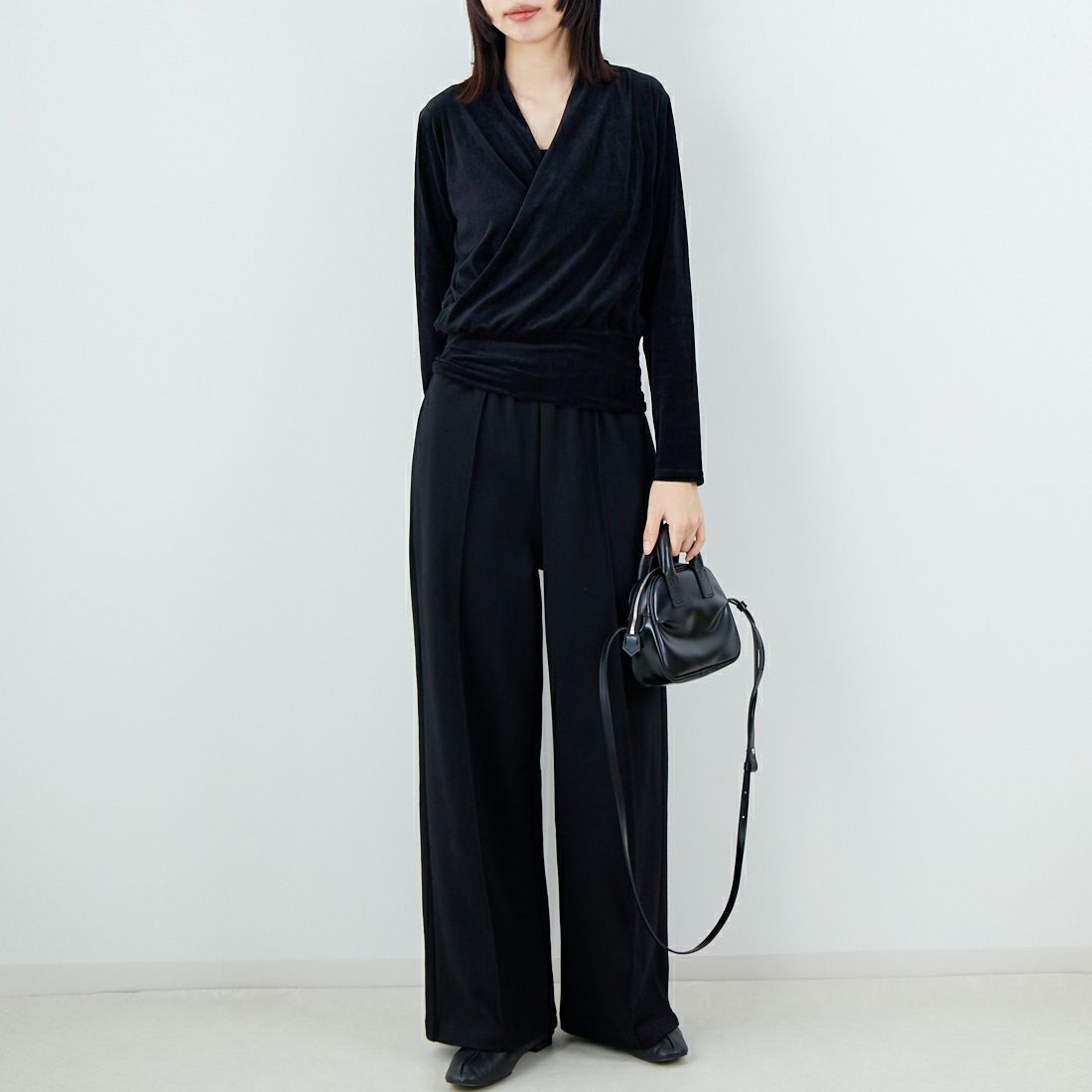 keena [キーナ] 30D エンボスベルベットカシュクールトップス [SKJ-25044W] BLACK &&モデル身長：162cm 着用サイズ：F&&