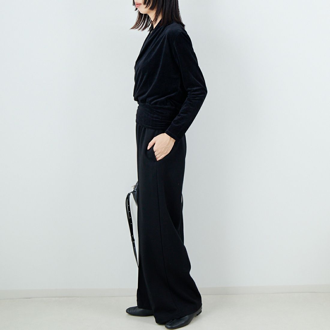 keena [キーナ] 30D エンボスベルベットカシュクールトップス [SKJ-25044W] BLACK &&モデル身長：162cm 着用サイズ：F&&