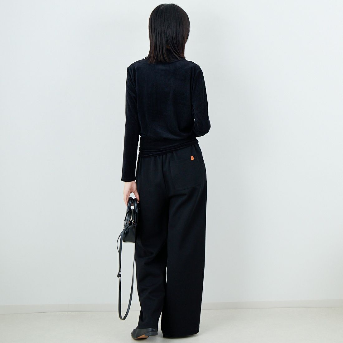keena [キーナ] 30D エンボスベルベットカシュクールトップス [SKJ-25044W] BLACK &&モデル身長：162cm 着用サイズ：F&&