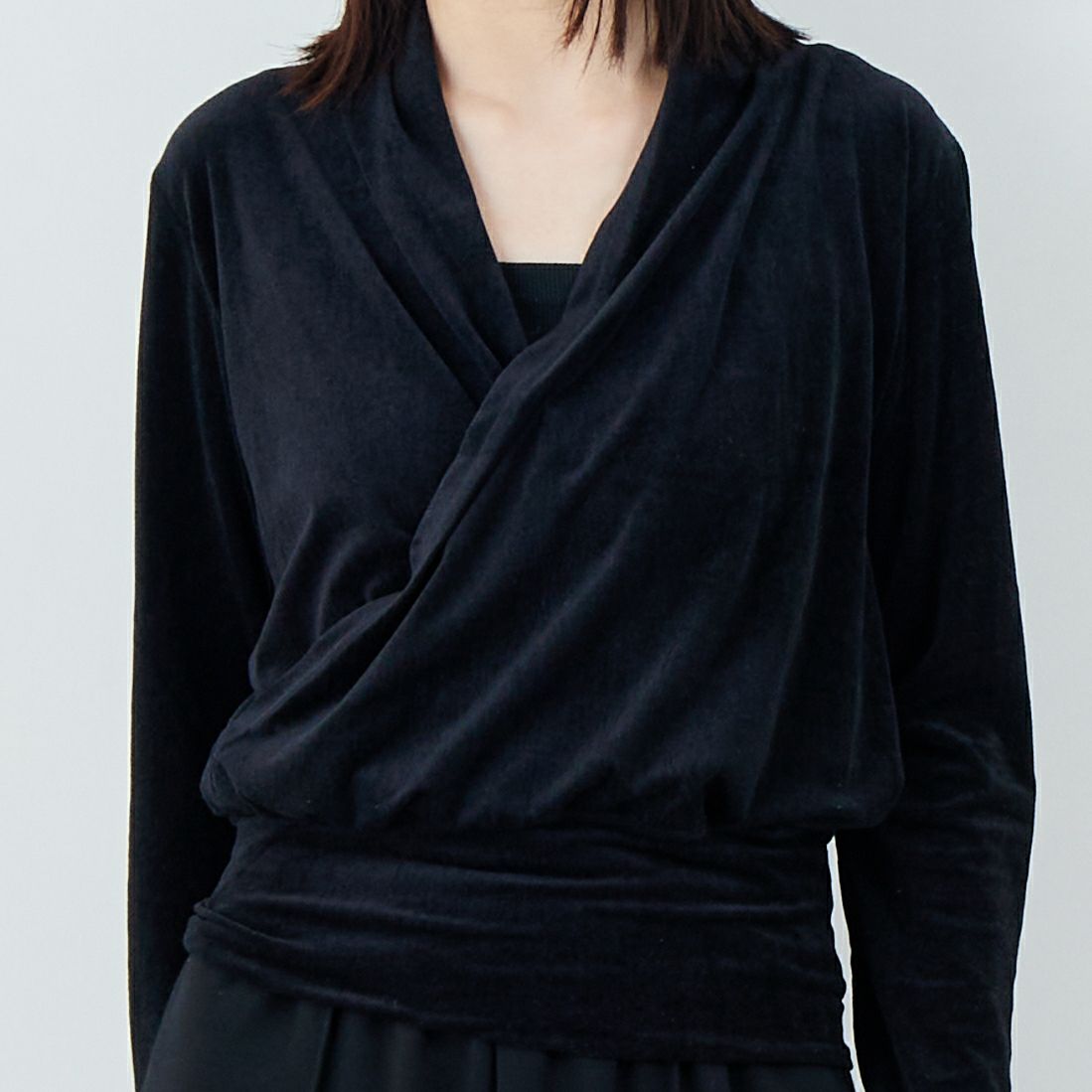 keena [キーナ] 30D エンボスベルベットカシュクールトップス [SKJ-25044W] BLACK &&モデル身長：162cm 着用サイズ：F&&