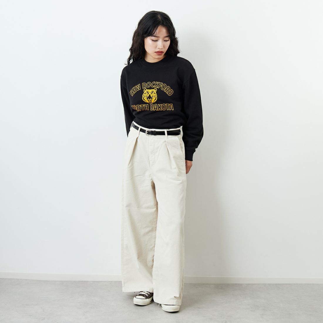 SOMETHING [サムシング] 別注 ベルト付きタックワイドパンツ [SN765W-JF] 9534 IVORY &&モデル身長：162cm 着用サイズ：S&&