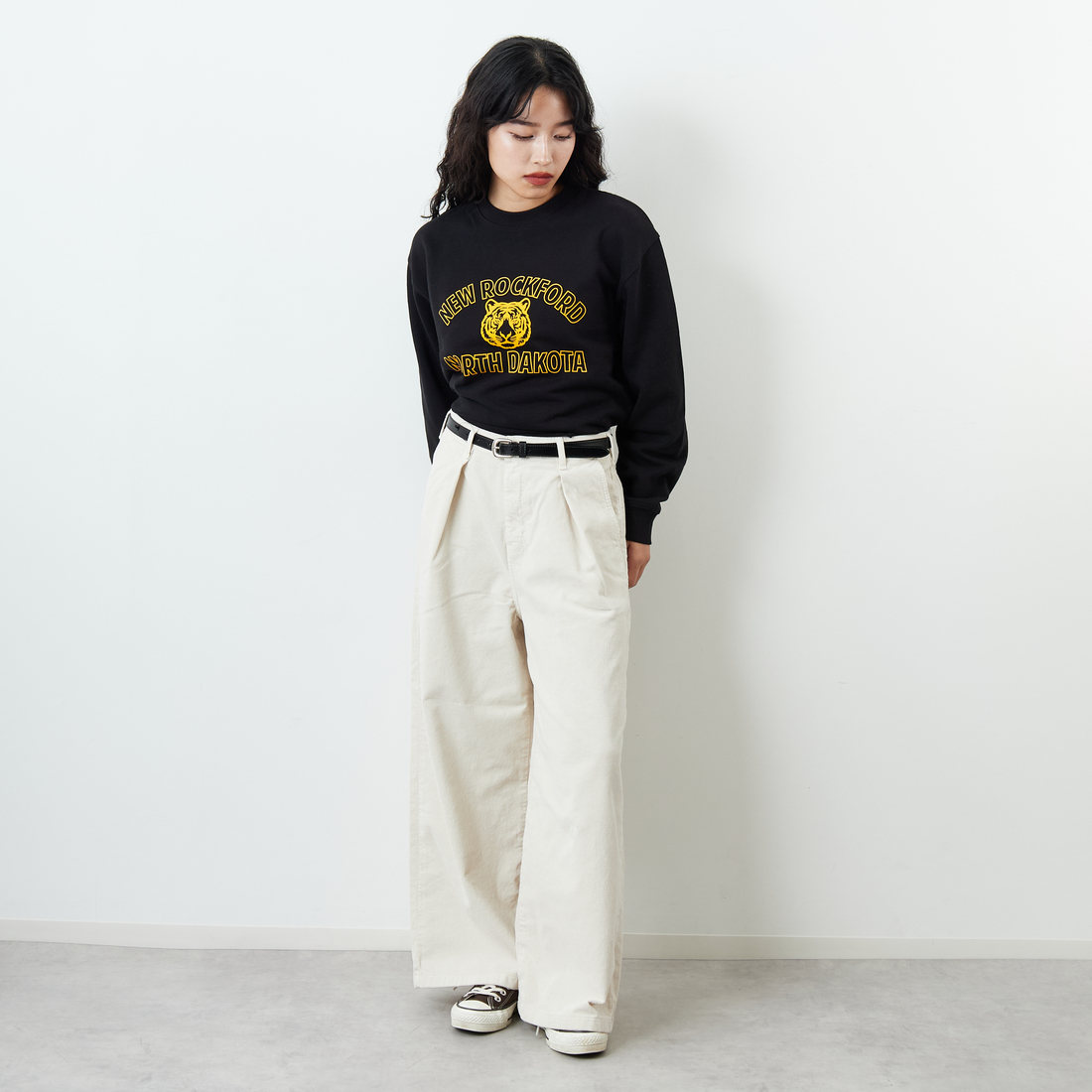 SOMETHING [サムシング] 別注 ベルト付きタックワイドパンツ [SN765W-JF] 9534 IVORY &&モデル身長：162cm 着用サイズ：S&&