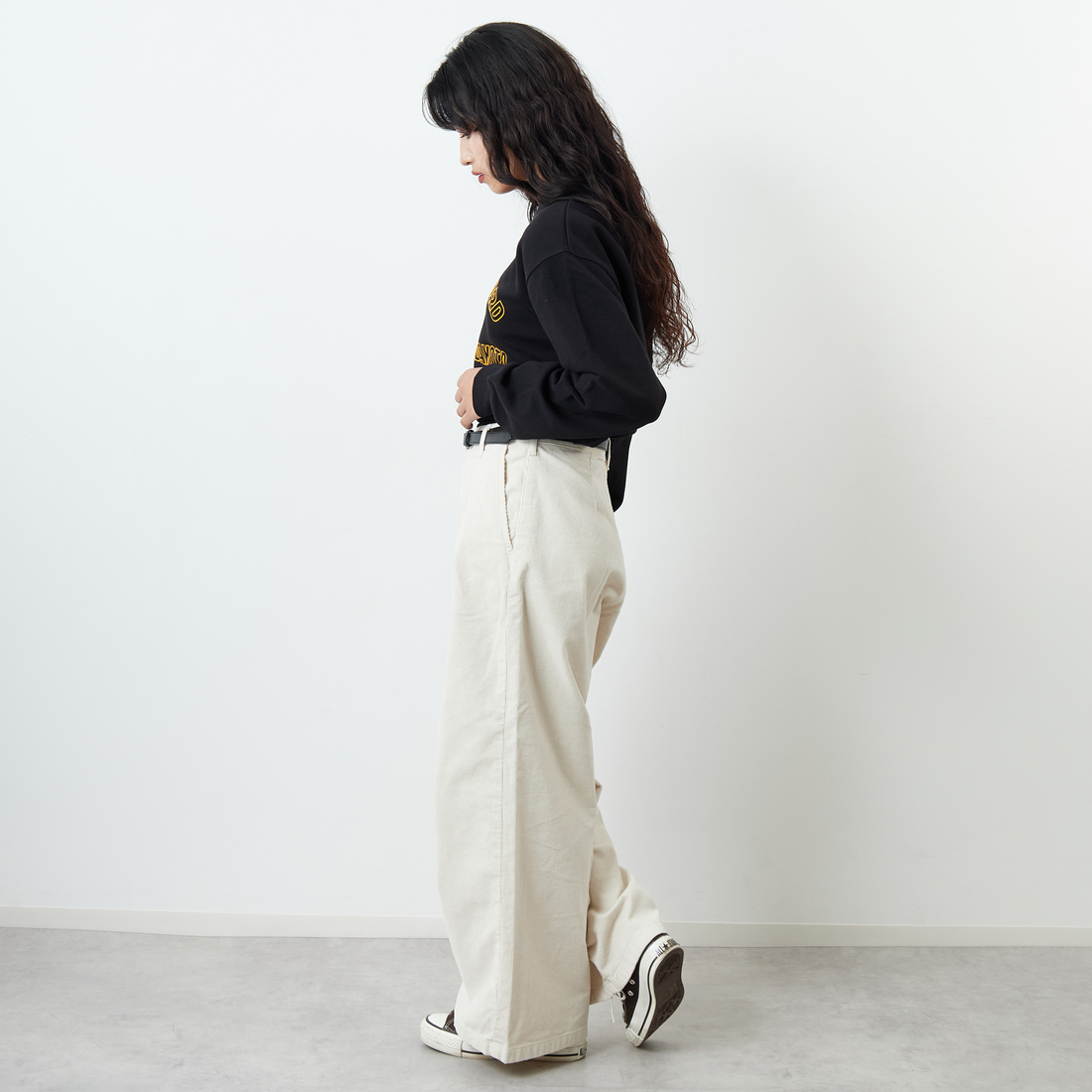 SOMETHING [サムシング] 別注 ベルト付きタックワイドパンツ [SN765W-JF] 9534 IVORY &&モデル身長：162cm 着用サイズ：S&&