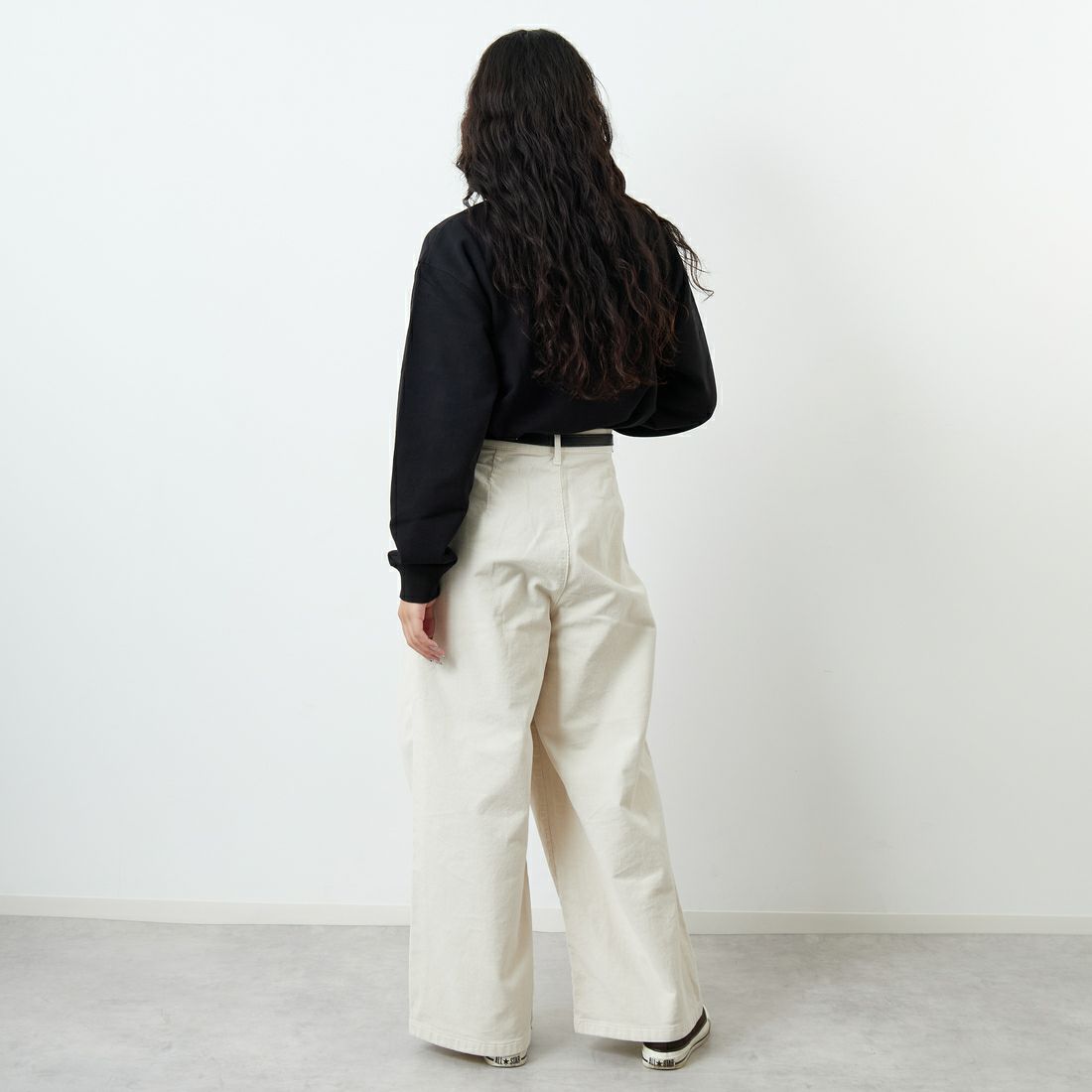 SOMETHING [サムシング] 別注 ベルト付きタックワイドパンツ [SN765W-JF] 9534 IVORY &&モデル身長：162cm 着用サイズ：S&&