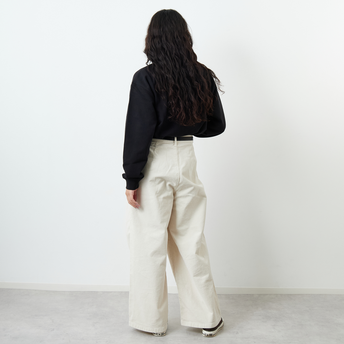 SOMETHING [サムシング] 別注 ベルト付きタックワイドパンツ [SN765W-JF] 9534 IVORY &&モデル身長：162cm 着用サイズ：S&&
