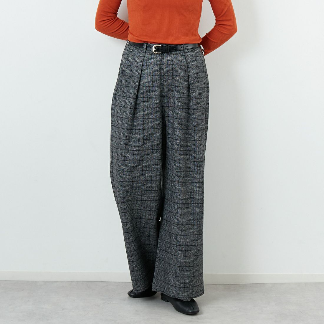 SOMETHING [サムシング] 別注 ベルト付きタックワイドパンツ [SN765W-JF] 9591 G.CHK &&モデル身長：162cm 着用サイズ：S&&