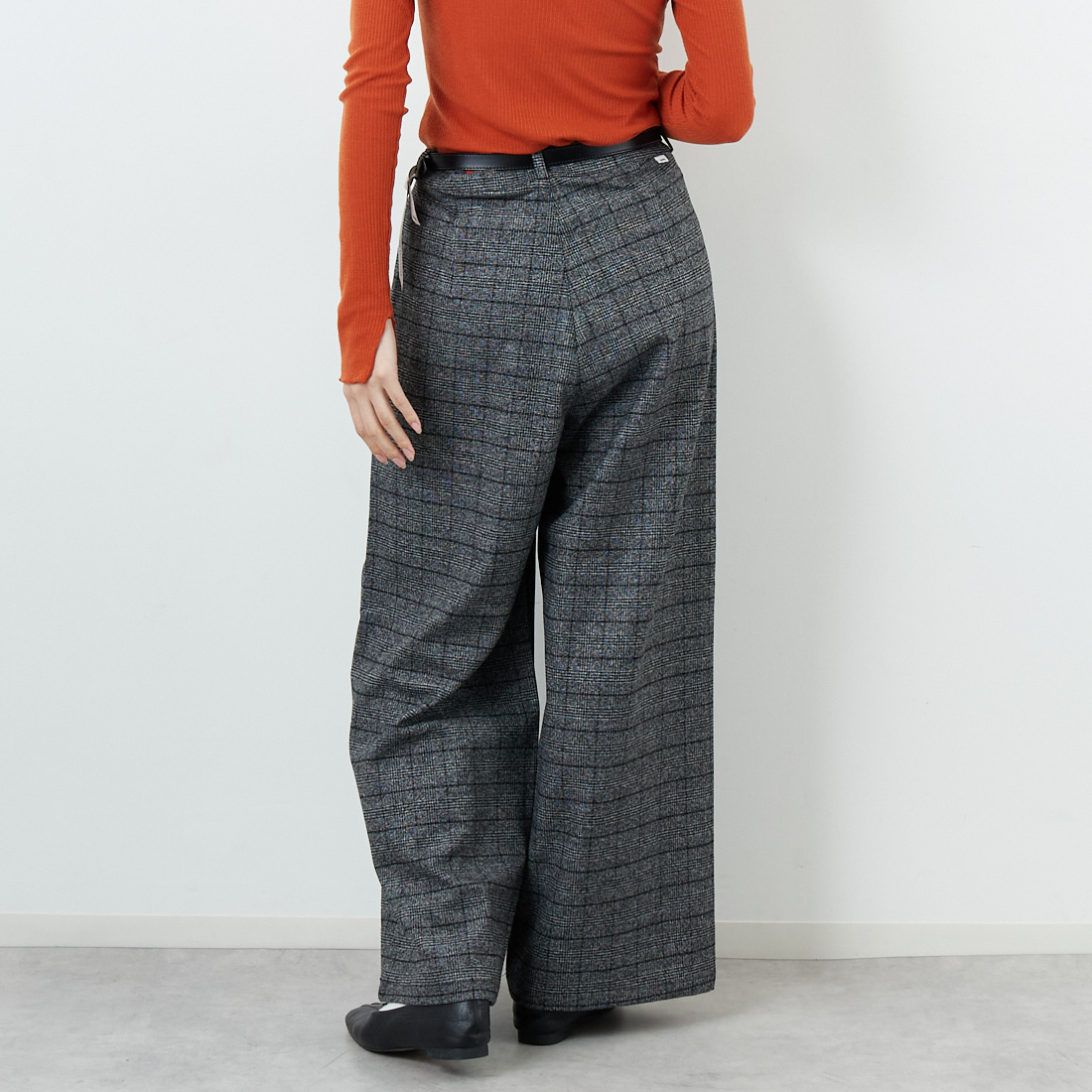 SOMETHING [サムシング] 別注 ベルト付きタックワイドパンツ [SN765W-JF] 9591 G.CHK &&モデル身長：162cm 着用サイズ：S&&