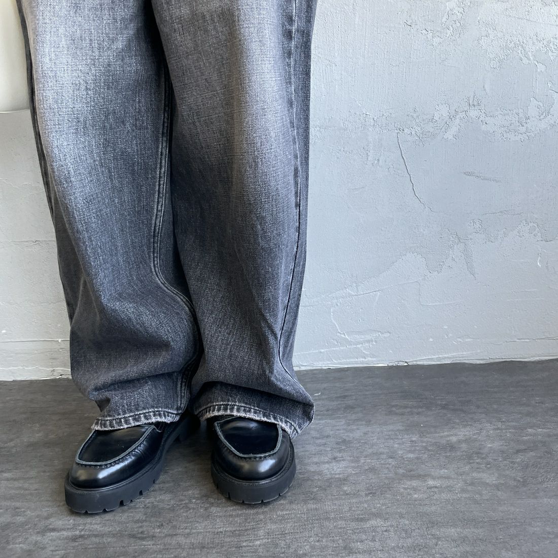 GUNG HO [ガンホー] デニムバギーパンツ [GH5S013D] BLACK STON &&モデル身長：158cm 着用サイズ：S&&