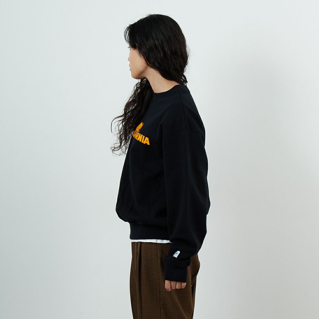 The Endless Summer [エンドレスサマー] TES SAME オールドクルーネックスウェット [FH-25774321] 01 BLACK &&モデル身長：162cm 着用サイズ：S&&