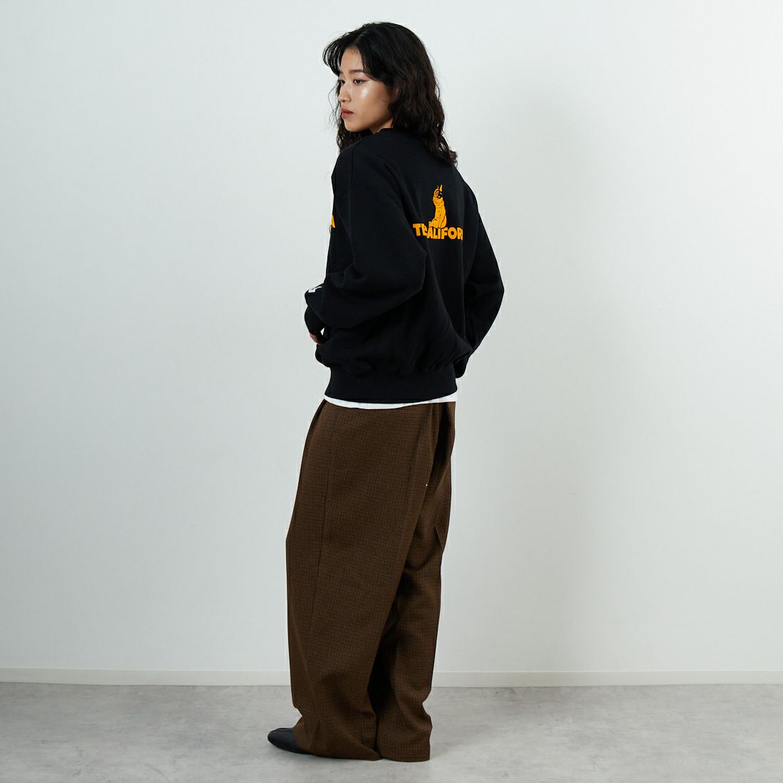 The Endless Summer [エンドレスサマー] TES SAME オールドクルーネックスウェット [FH-25774321] 01 BLACK &&モデル身長：162cm 着用サイズ：S&&