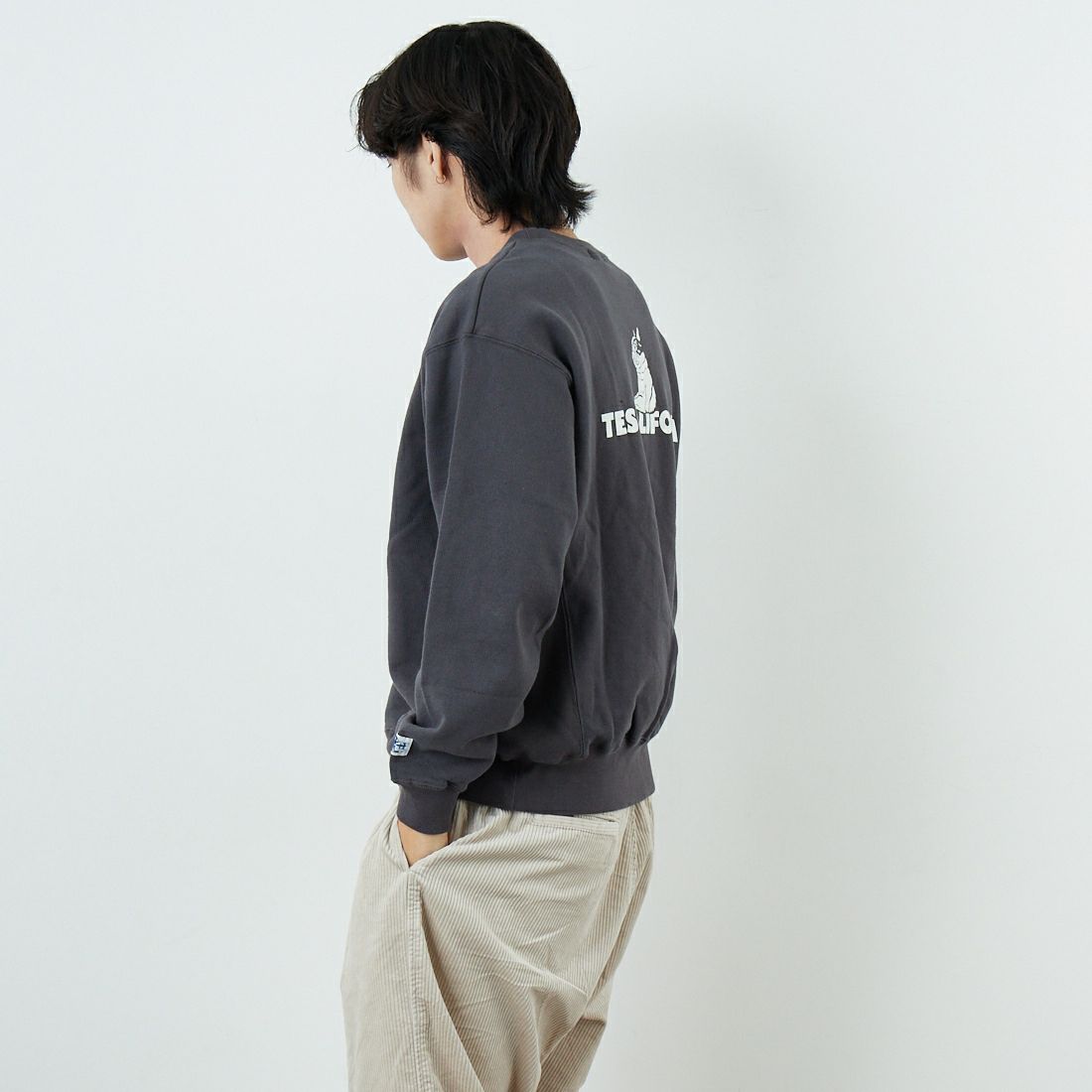 The Endless Summer [エンドレスサマー] TES SAME オールドクルーネックスウェット [FH-25774321] 02 CHARCOA &&モデル身長：179cm 着用サイズ：M&&