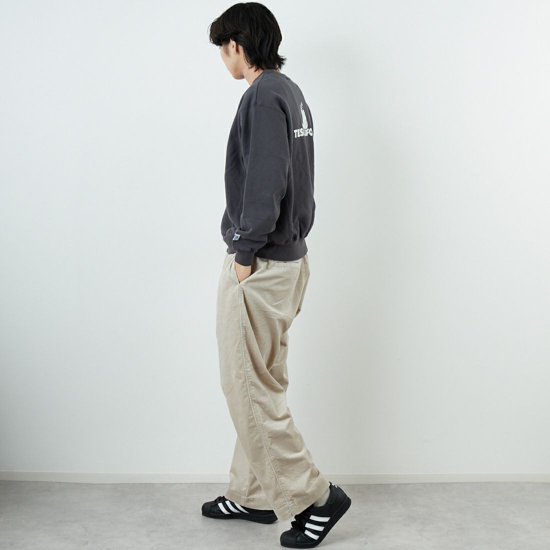 The Endless Summer [エンドレスサマー] TES SAME オールドクルーネックスウェット [FH-25774321] 02 CHARCOA &&モデル身長：179cm 着用サイズ：M&&