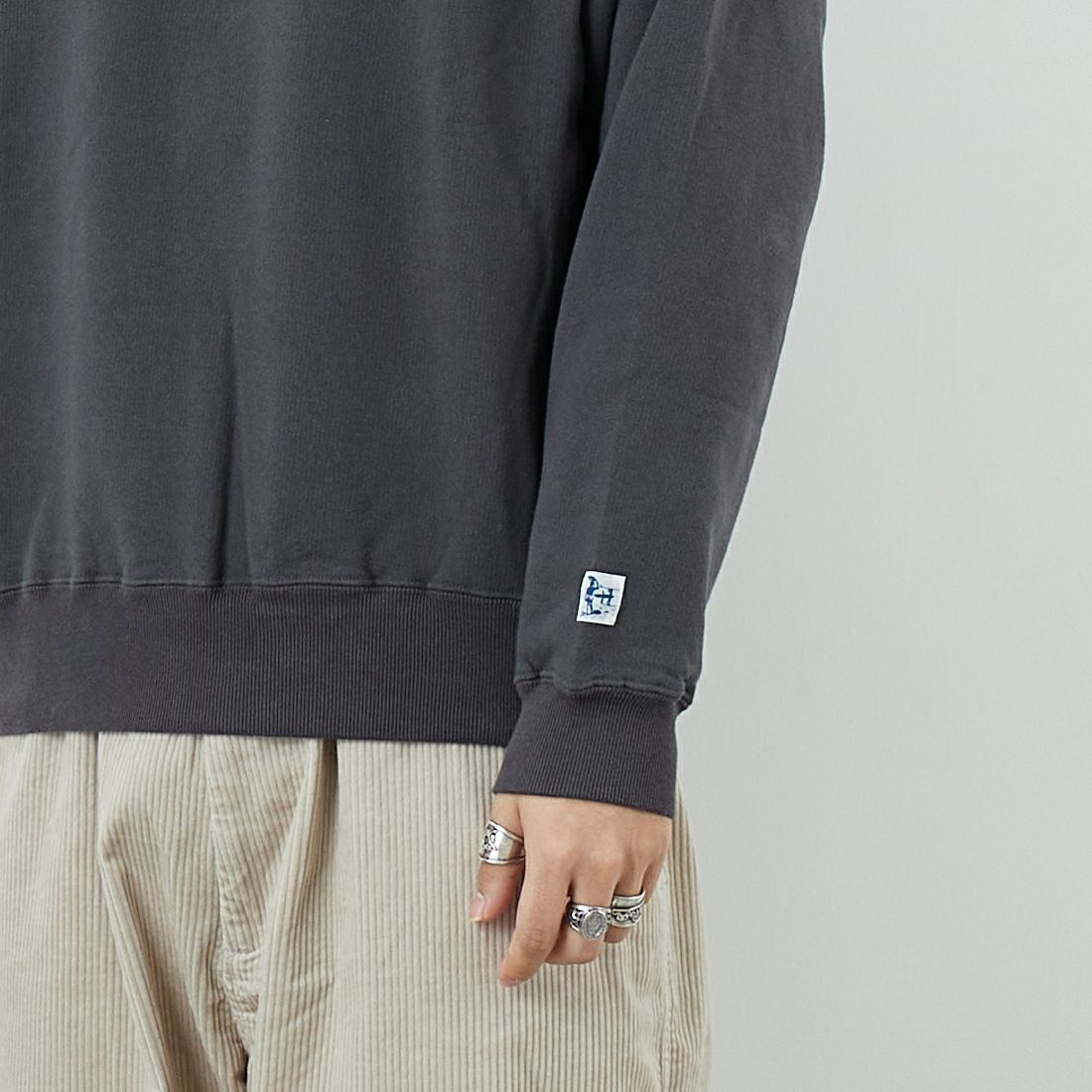 The Endless Summer [エンドレスサマー] TES SAME オールドクルーネックスウェット [FH-25774321] 02 CHARCOA &&モデル身長：179cm 着用サイズ：M&&