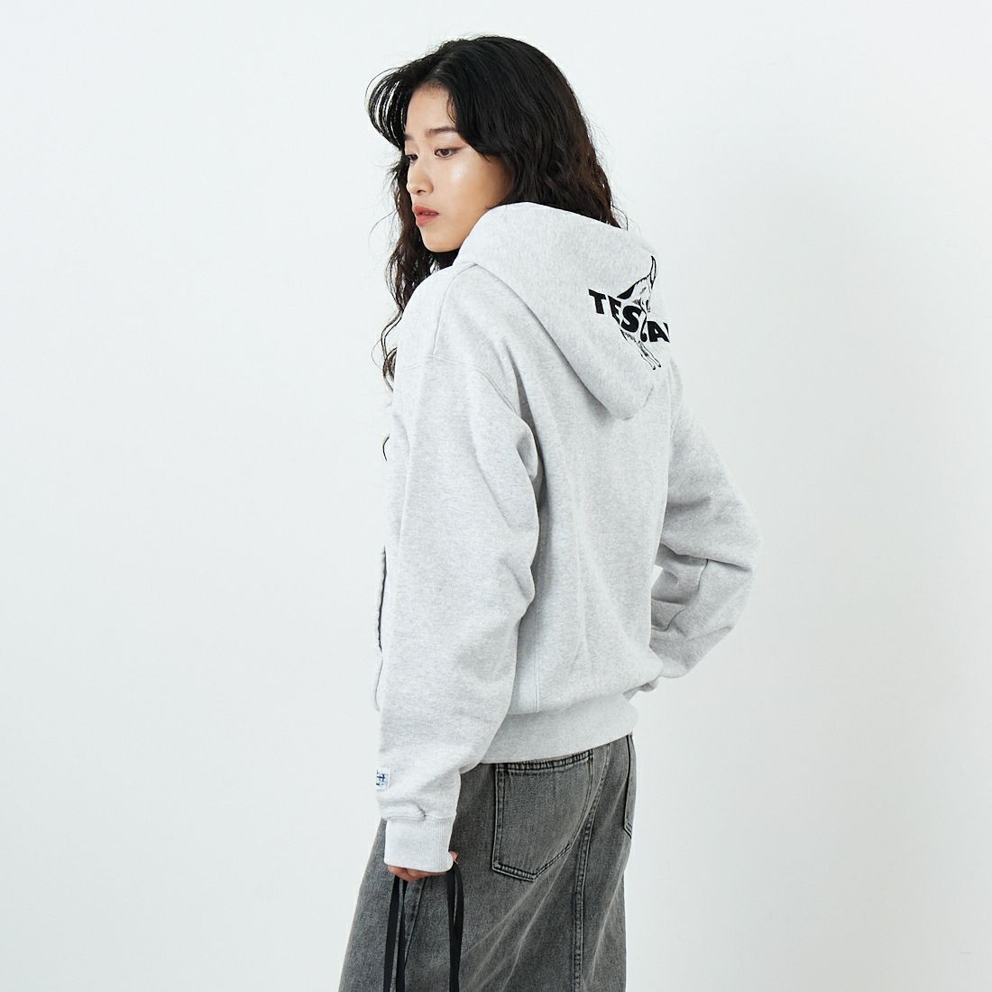 The Endless Summer [エンドレスサマー] TES CAL ローカルスウェットパーカー [FH-25774320] 03 MIX GRY &&モデル身長：162cm 着用サイズ：S&&