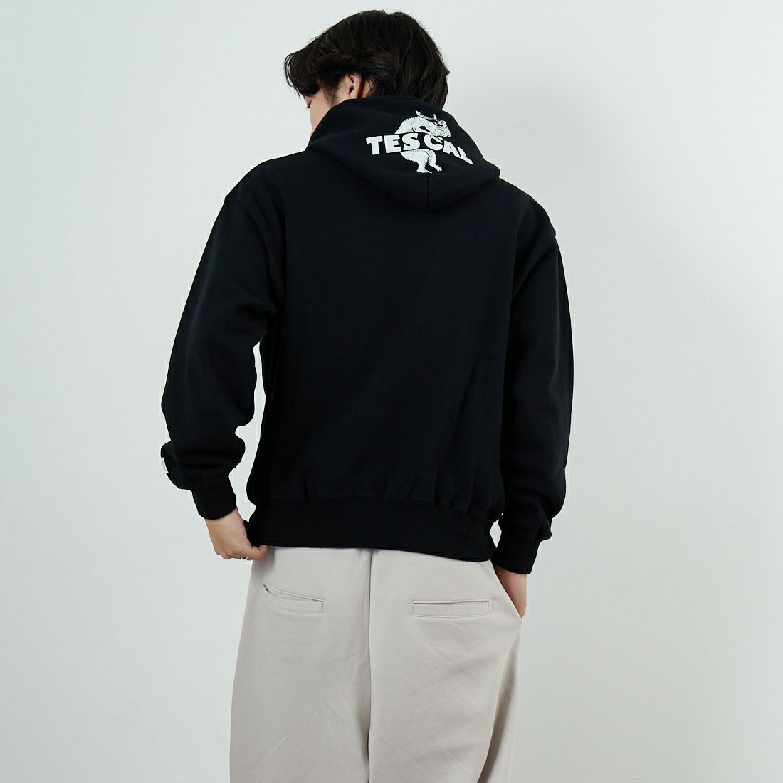 The Endless Summer [エンドレスサマー] TES CAL ローカルスウェットパーカー [FH-25774320] 01 BLACK &&モデル身長：179cm 着用サイズ：M&&