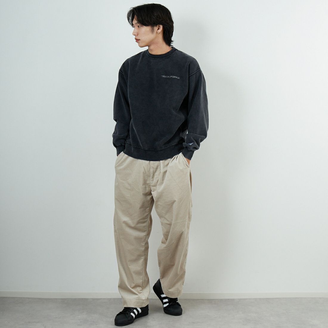 The Endless Summer [エンドレスサマー] バンダナ刺繍 ピグメントビッグスウェット [C-25774304] 01 BLACK &&モデル身長：179cm 着用サイズ：M&&