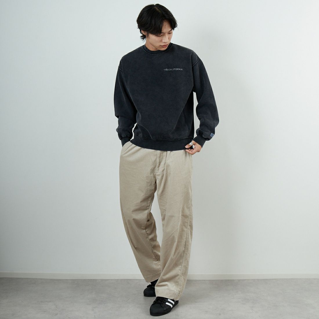 The Endless Summer [エンドレスサマー] バンダナ刺繍 ピグメントビッグスウェット [C-25774304] 01 BLACK &&モデル身長：179cm 着用サイズ：M&&