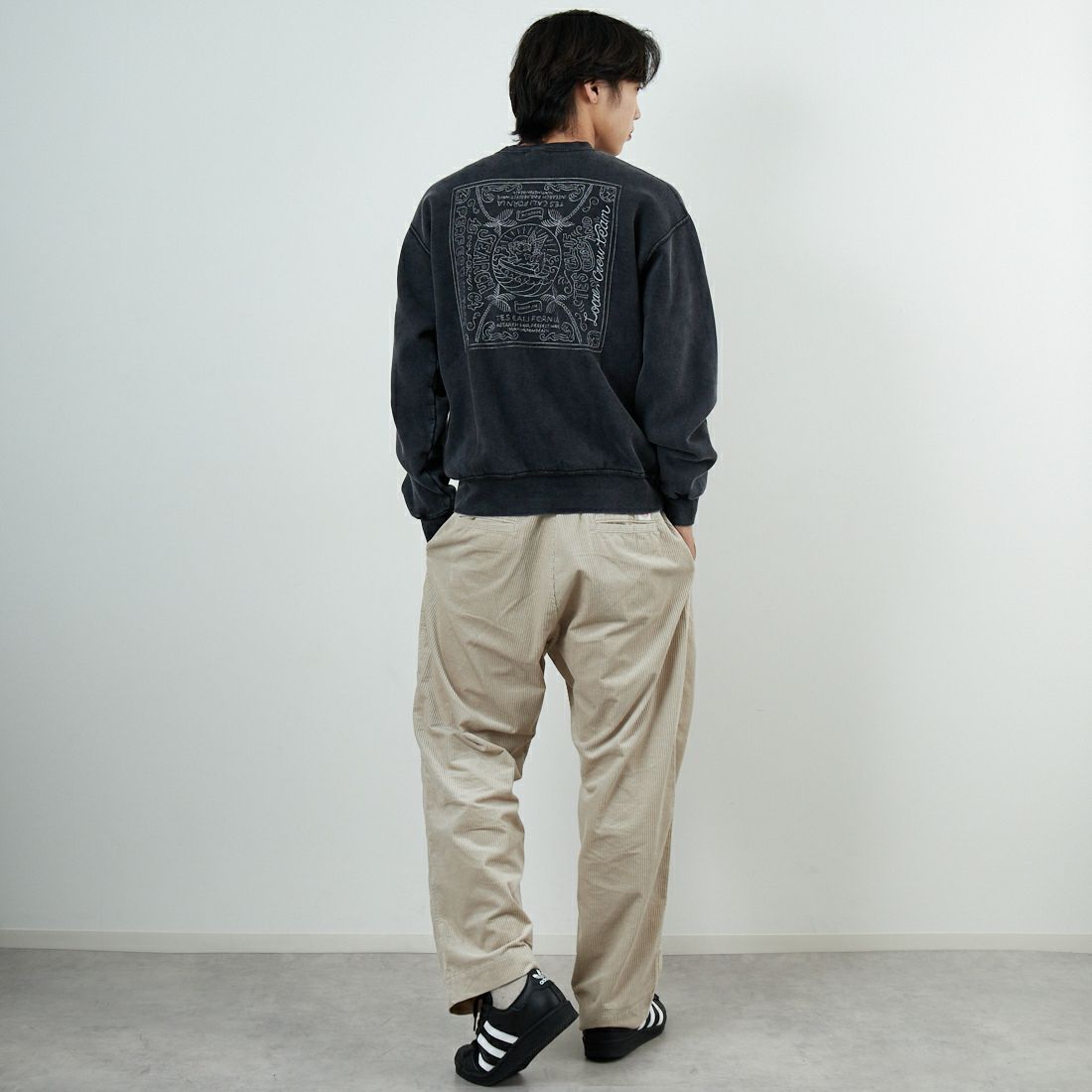 The Endless Summer [エンドレスサマー] バンダナ刺繍 ピグメントビッグスウェット [C-25774304] 01 BLACK &&モデル身長：179cm 着用サイズ：M&&