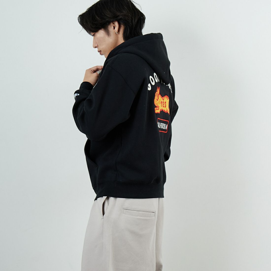 The Endless Summer [エンドレスサマー] グッドタイムズ刺繍ビッグスウェットジップパーカー [C-25774300] 01 BLACK &&モデル身長：179cm 着用サイズ：M&&