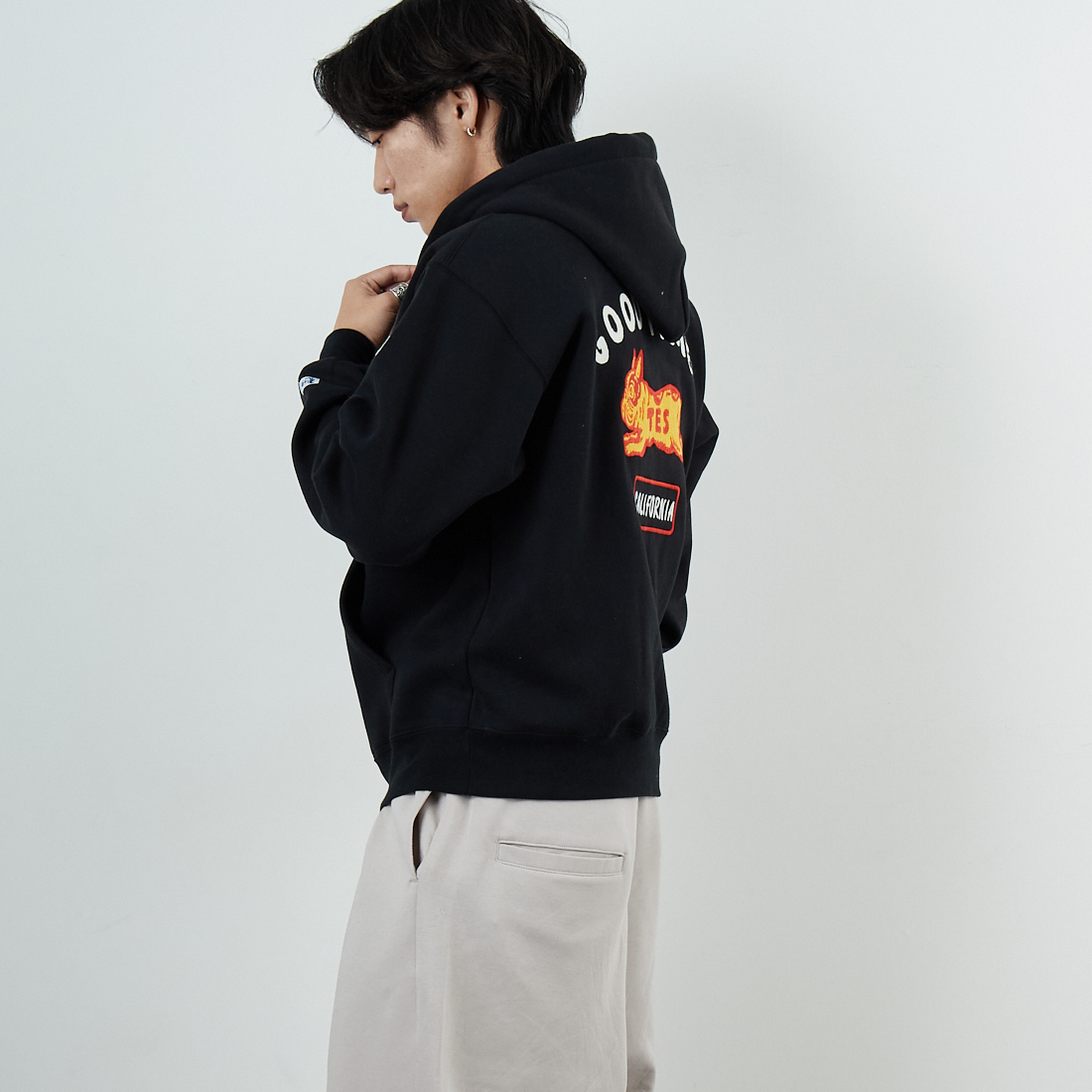 The Endless Summer [エンドレスサマー] グッドタイムズ刺繍ビッグスウェットジップパーカー [C-25774300] 01 BLACK &&モデル身長：179cm 着用サイズ：M&&