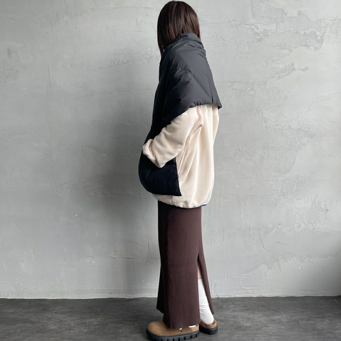 NANGA [ナンガ] ダウンポンチョマフラー [NA2442-3C605] BLK &&モデル身長：160cm 着用サイズ：F&&