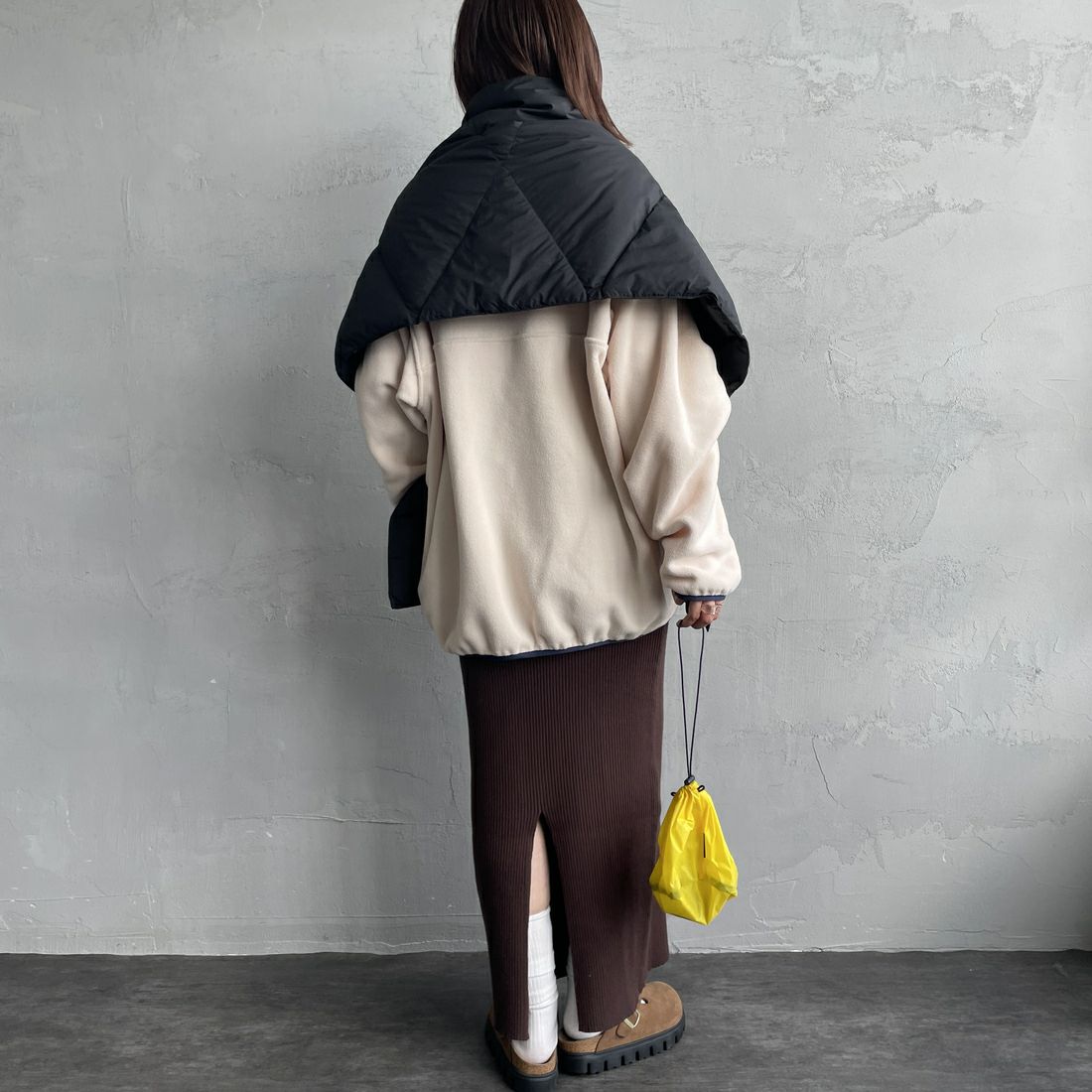 NANGA [ナンガ] ダウンポンチョマフラー [NA2442-3C605] BLK &&モデル身長：160cm 着用サイズ：F&&