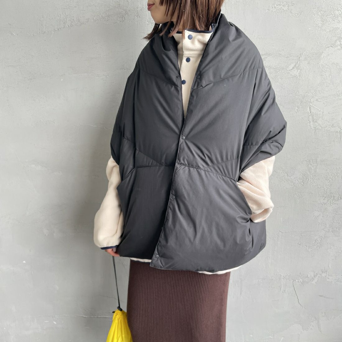 NANGA [ナンガ] ダウンポンチョマフラー [NA2442-3C605] BLK &&モデル身長：160cm 着用サイズ：F&&