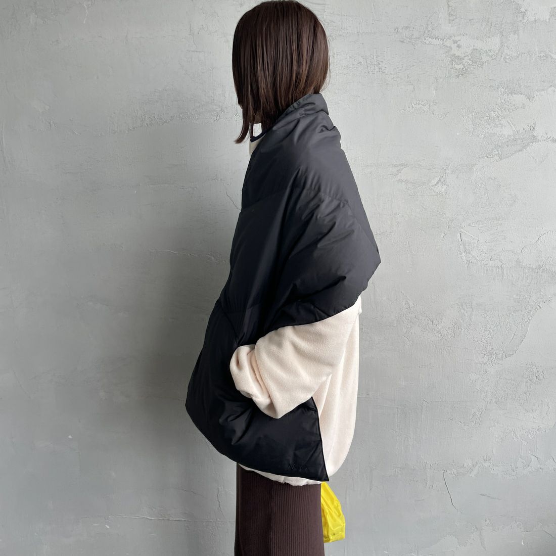 NANGA [ナンガ] ダウンポンチョマフラー [NA2442-3C605] BLK &&モデル身長：160cm 着用サイズ：F&&