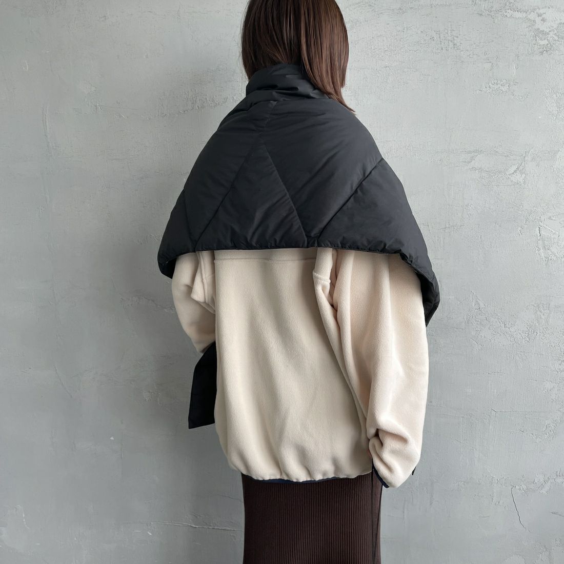 NANGA [ナンガ] ダウンポンチョマフラー [NA2442-3C605] BLK &&モデル身長：160cm 着用サイズ：F&&