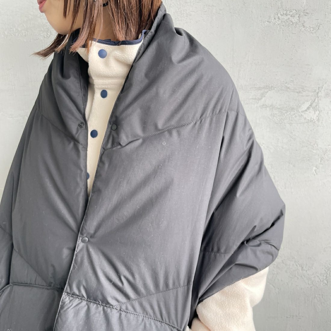 NANGA [ナンガ] ダウンポンチョマフラー [NA2442-3C605] BLK &&モデル身長：160cm 着用サイズ：F&&