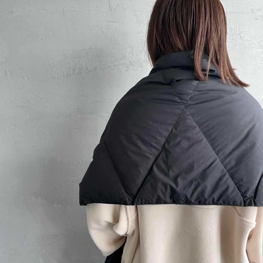 NANGA [ナンガ] ダウンポンチョマフラー [NA2442-3C605] BLK &&モデル身長：160cm 着用サイズ：F&&