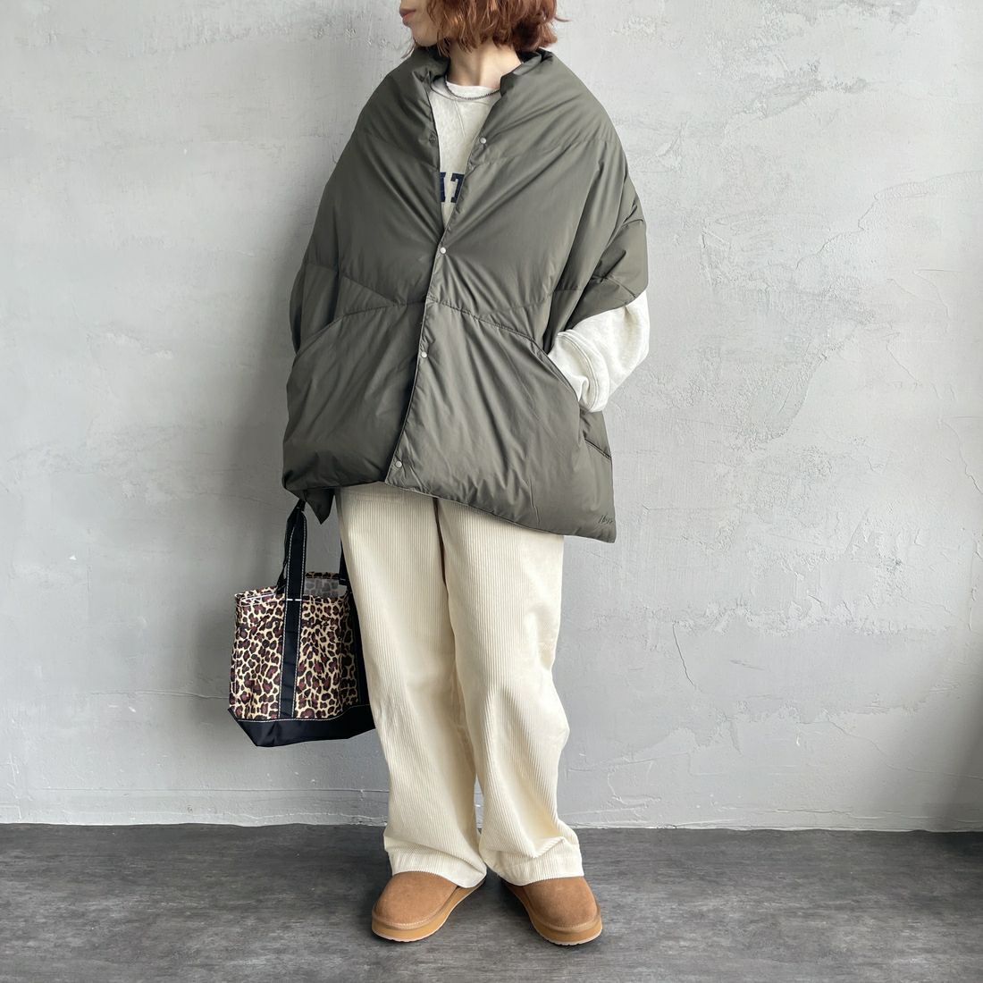 NANGA [ナンガ] ダウンポンチョマフラー [NA2442-3C605] KHA &&モデル身長：158cm 着用サイズ：F&&