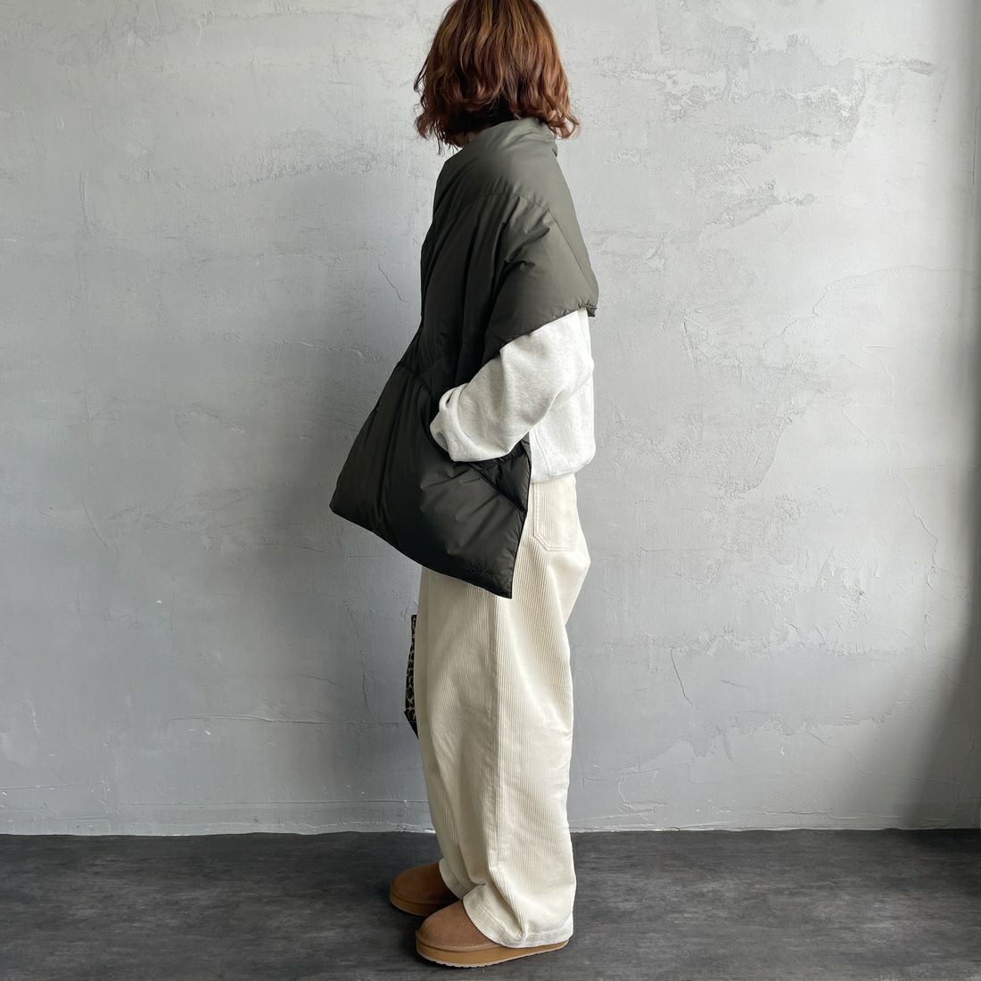 NANGA [ナンガ] ダウンポンチョマフラー [NA2442-3C605] KHA &&モデル身長：158cm 着用サイズ：F&&