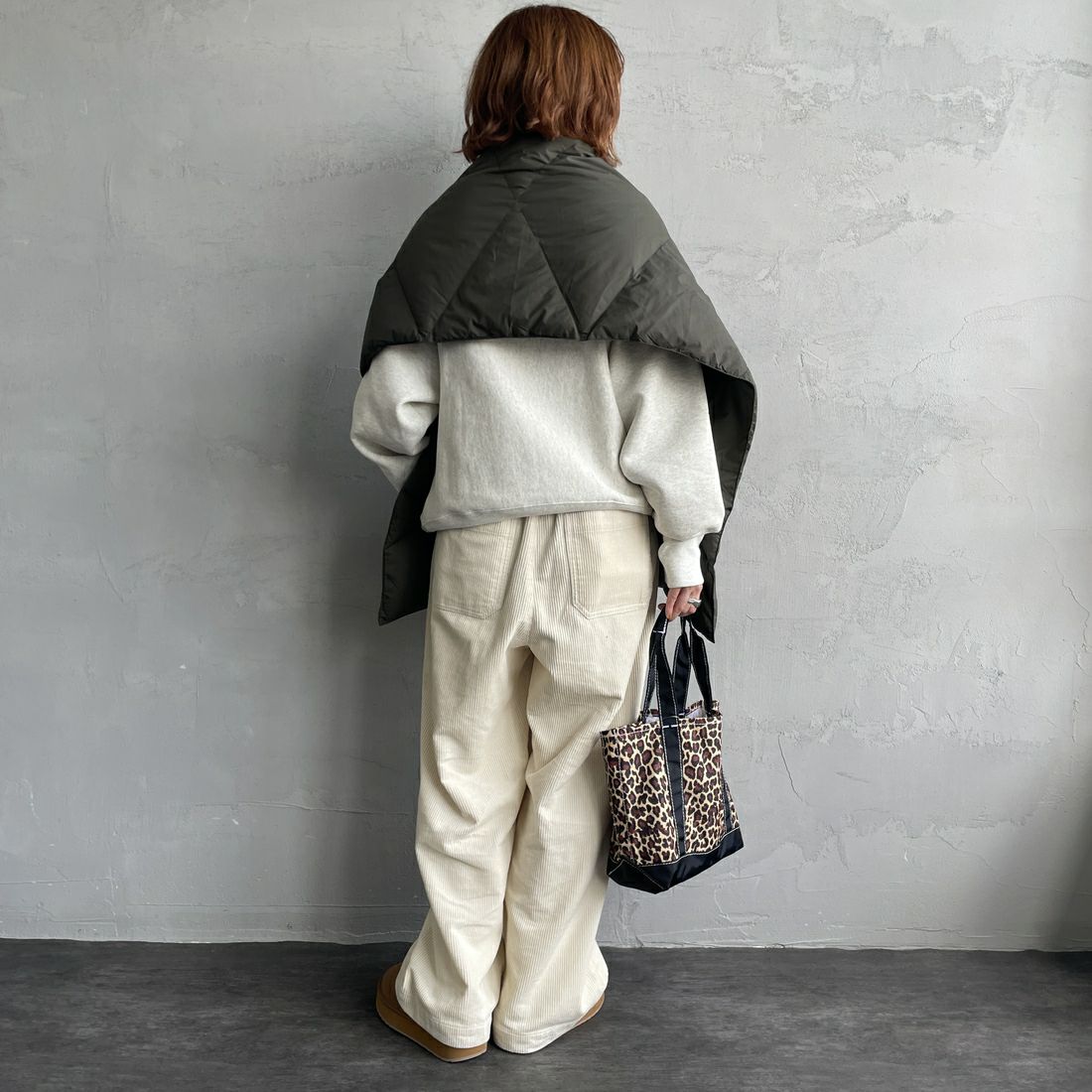 NANGA [ナンガ] ダウンポンチョマフラー [NA2442-3C605] KHA &&モデル身長：158cm 着用サイズ：F&&