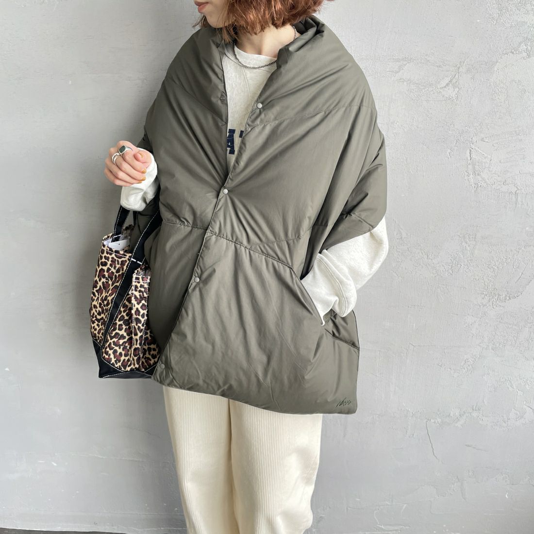 NANGA [ナンガ] ダウンポンチョマフラー [NA2442-3C605] KHA &&モデル身長：158cm 着用サイズ：F&&