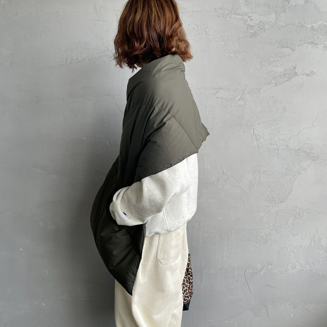 NANGA [ナンガ] ダウンポンチョマフラー [NA2442-3C605] KHA &&モデル身長：158cm 着用サイズ：F&&