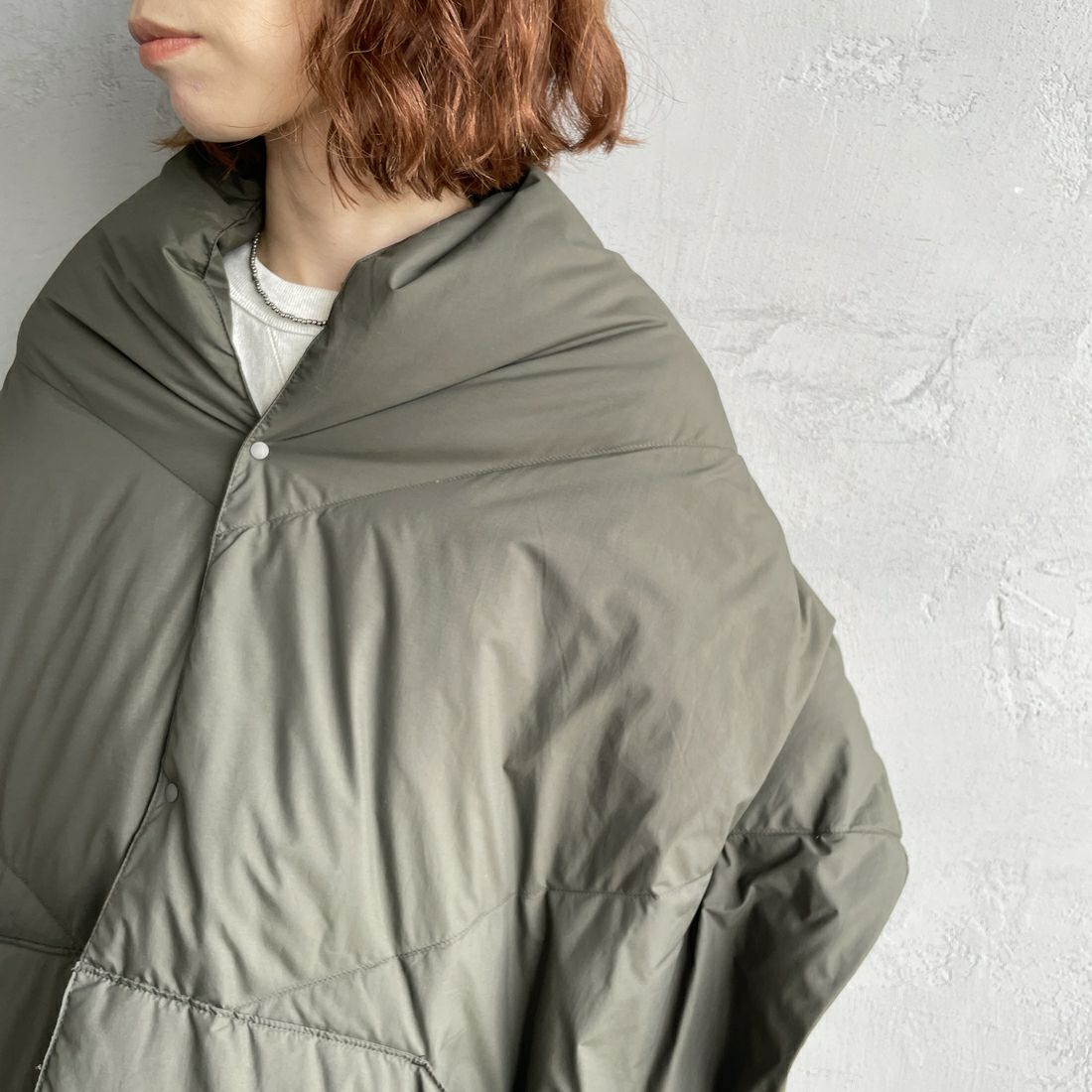 NANGA [ナンガ] ダウンポンチョマフラー [NA2442-3C605] KHA &&モデル身長：158cm 着用サイズ：F&&