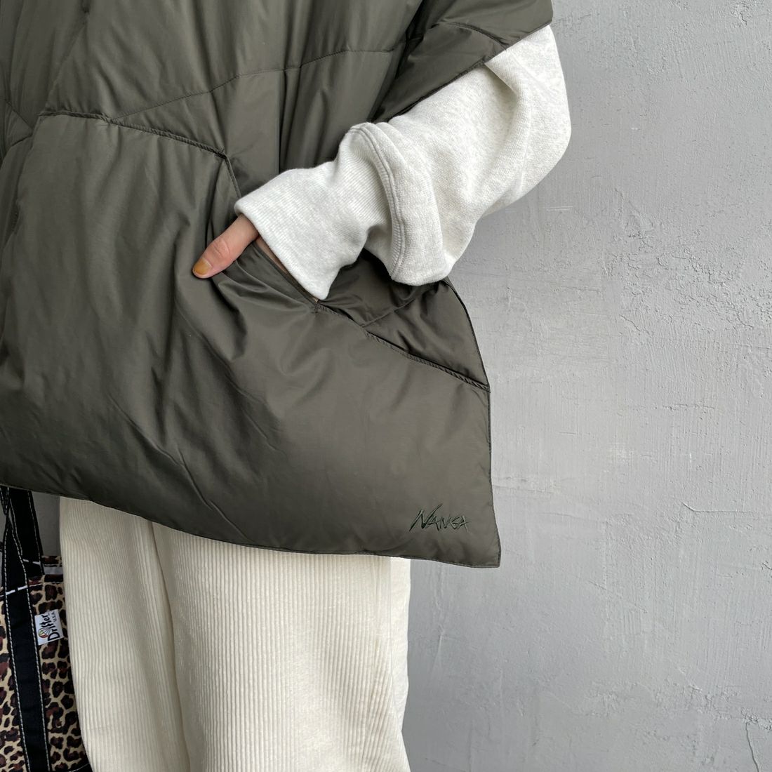 NANGA [ナンガ] ダウンポンチョマフラー [NA2442-3C605] KHA &&モデル身長：158cm 着用サイズ：F&&