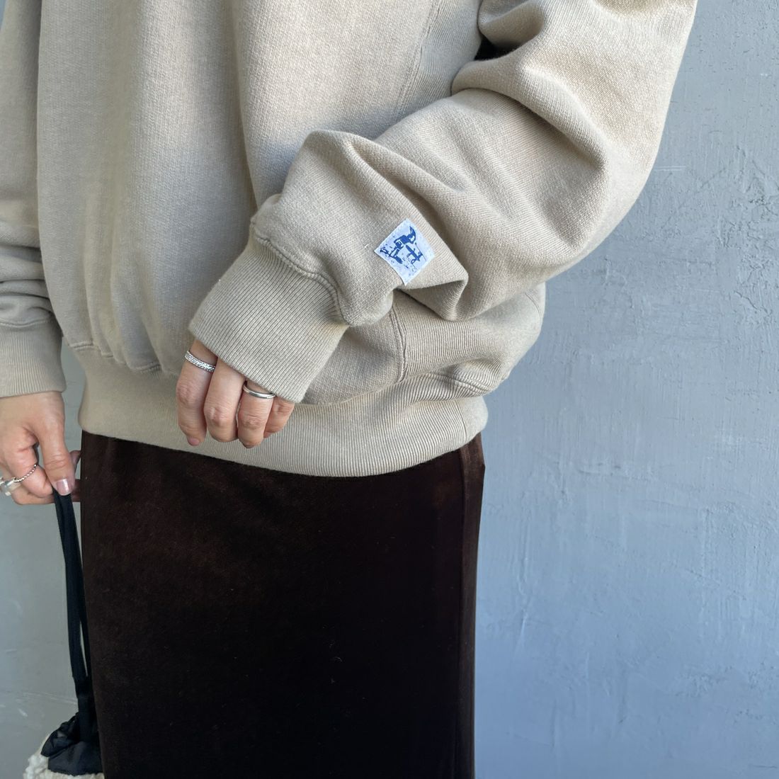 The Endless Summer [エンドレスサマー] 別注 NAP TIME クルーネックスウェット [FH-25774502-JF] BEIGE &&モデル身長：159cm 着用サイズ：S&&