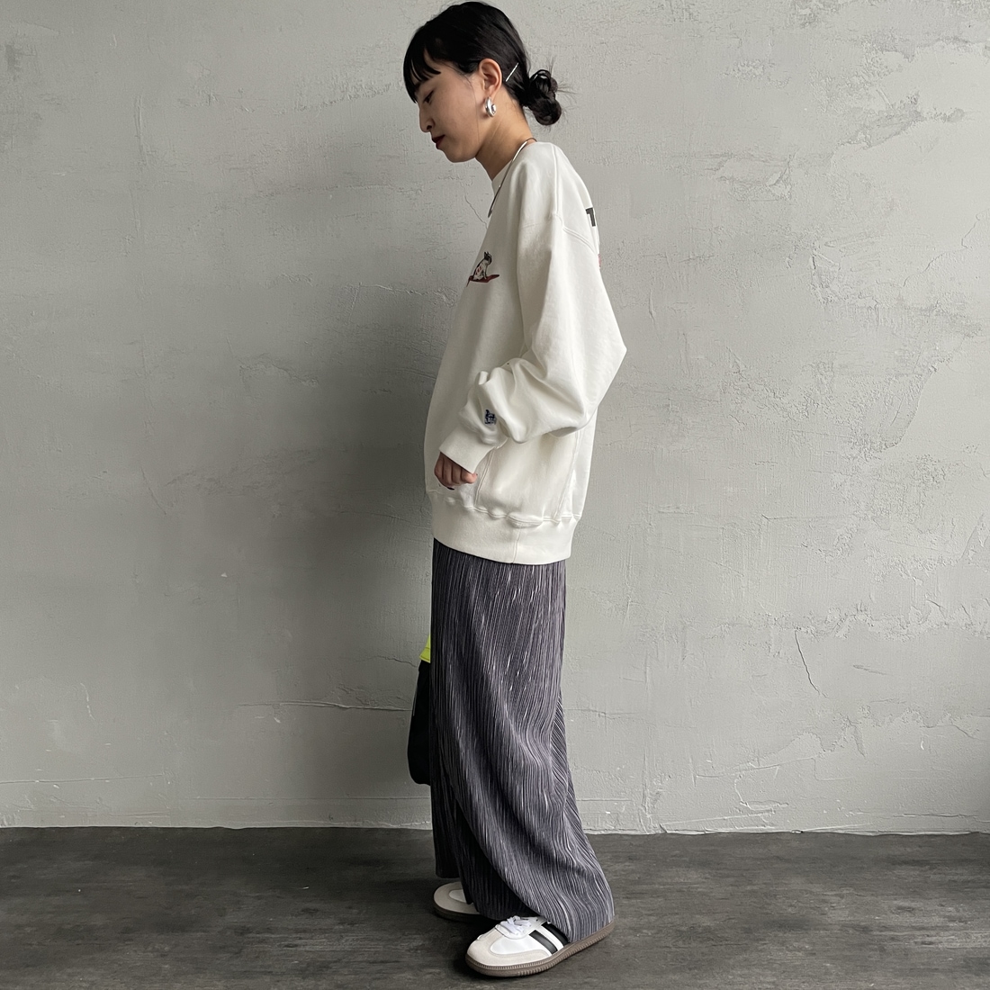 The Endless Summer [エンドレスサマー] 別注 NAP TIME クルーネックスウェット [FH-25774502-JF] WHITE &&モデル身長：150cm 着用サイズ：S&&
