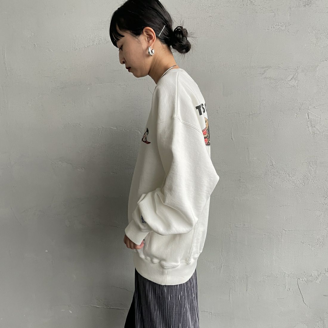 The Endless Summer [エンドレスサマー] 別注 NAP TIME クルーネックスウェット [FH-25774502-JF] WHITE &&モデル身長：150cm 着用サイズ：S&&