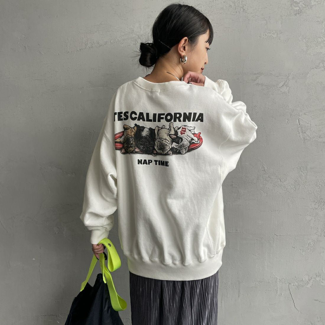 The Endless Summer [エンドレスサマー] 別注 NAP TIME クルーネックスウェット [FH-25774502-JF] WHITE &&モデル身長：150cm 着用サイズ：S&&