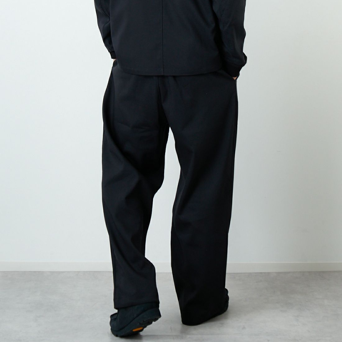 PERS PROJECTS [パースプロジェクト] 別注 イージースラックス [25FW-23093-JF]BLACK &&モデル身長：179cm 着用サイズ：3&&